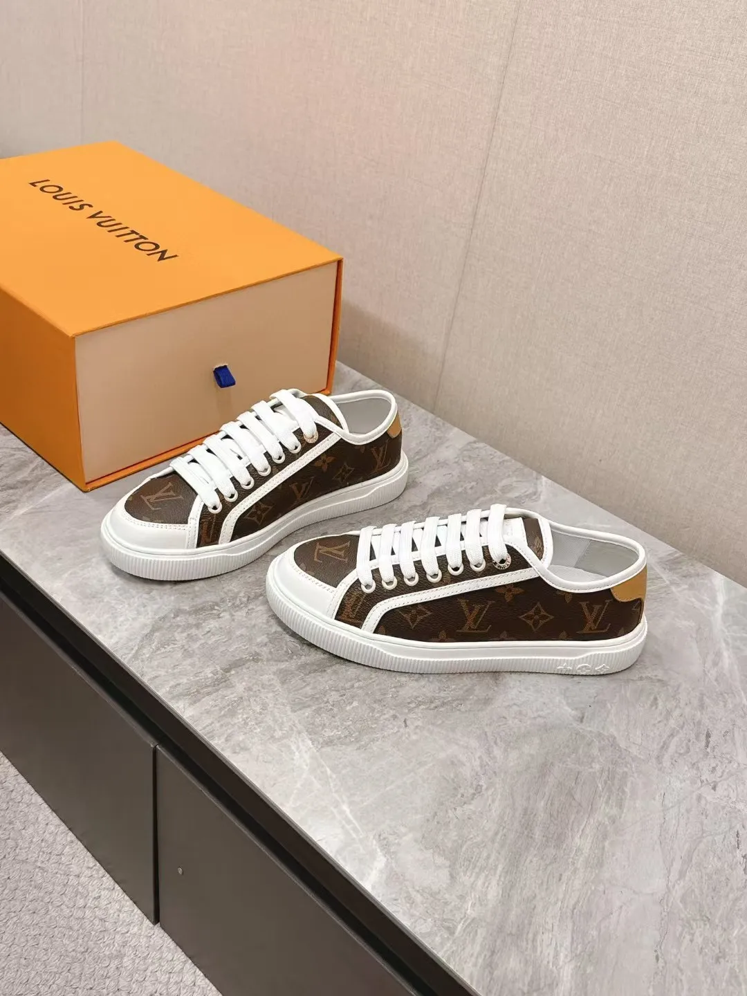 👟👟Ex-factory price 420👟👟 LV Louis Vuitton L Home Donkey Brand’s latest Lagoon series Thick-soled denim denim Embossed Presbyopia Thick-soled Casual sneakers Skateboard shoes Original purchase and development Production This Lagoon sneaker is made of Monogram denim, injecting a retro flavor into the classic design. The Louis Vuitton logo pops out from the leather trim, and the inscribed eyelets, trim and laces highlight the exquisite details. The rubber outsole embellished with Monogram flowers completes the whole. Exquisitely packaged at the delivery counter🛍📦 ▪️ Fabric: Original imported custom first-layer cowhide ▪️ Lining: Original imported cowhide lining ▪️ Sole: Original open-molded non-slip TPU material ▪️ Bottom thickness: 2.5CM ▪️ Size: Women's size 35-40 (41, 42 can be customized)